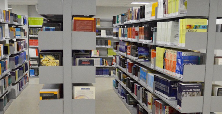 O Sistema Integrado de Bibliotecas Tiradentes renovou automaticamente para o dia 21 de junho de 2021 a devolução de todos os livros e materiais que estão emprestados (Foto: Arquivo GT)