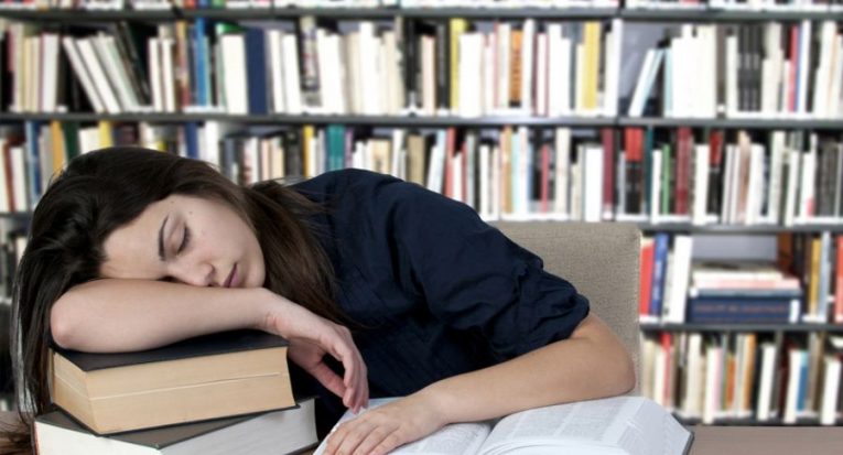 Estudantes não devem se privar do sono
