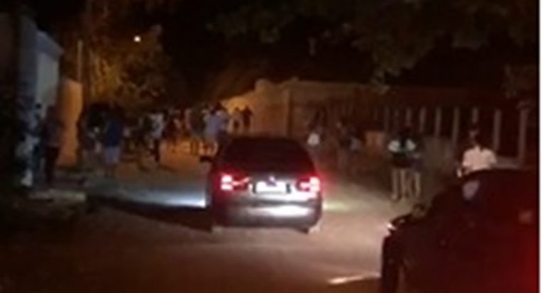 Jovens saem de festa clandestina em uma chácara de Aracaju, após uma diligência da PM local (Divulgação/SSP-SE)
