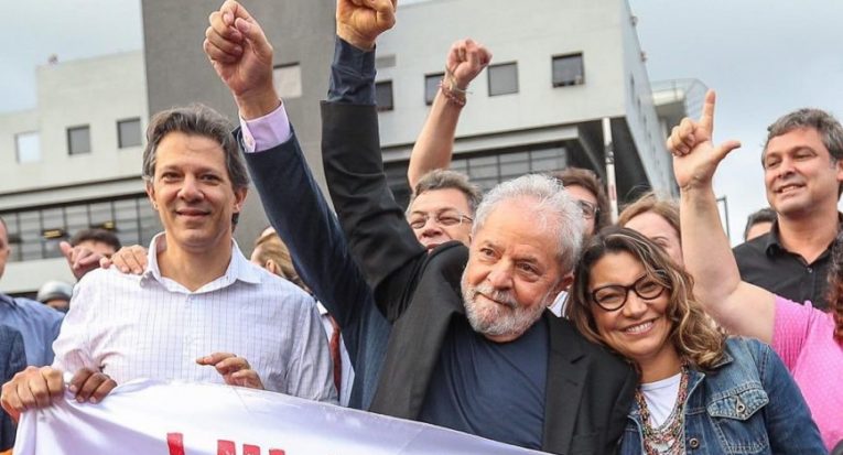 O ex-presidente Lula festeja ao ser liberado da sede da Polícia Federal em Curitiba, em 2019

Ricardo Stuckert/Instituto Lula