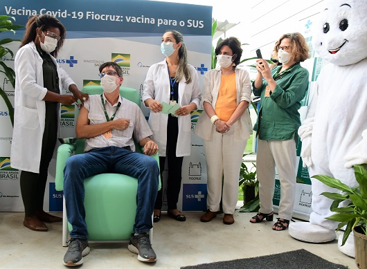 Início da aplicação da vacina AstraZeneca/Oxford no Brasil: tempo de “janela imunológica