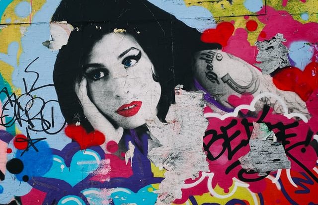 A cantora Amy Winehouse tinha 27 anos e morreu em julho de 2011, em Londres (Unsplash)