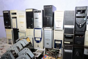 Carcaças de computadores acumulados em depósito: obsolescência pode ser técnica, mas também psicológica