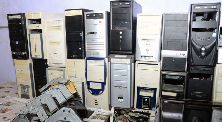 Carcaças de computadores acumulados em depósito: obsolescência pode ser técnica, mas também psicológica (Emerson Ferraz/GPE-Secom/Agência Brasil)