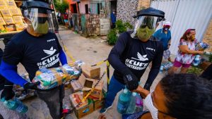 Sem renda para comprar alimentos, muitas famílias pobres acabam recorrendo a doações de cestas básicas