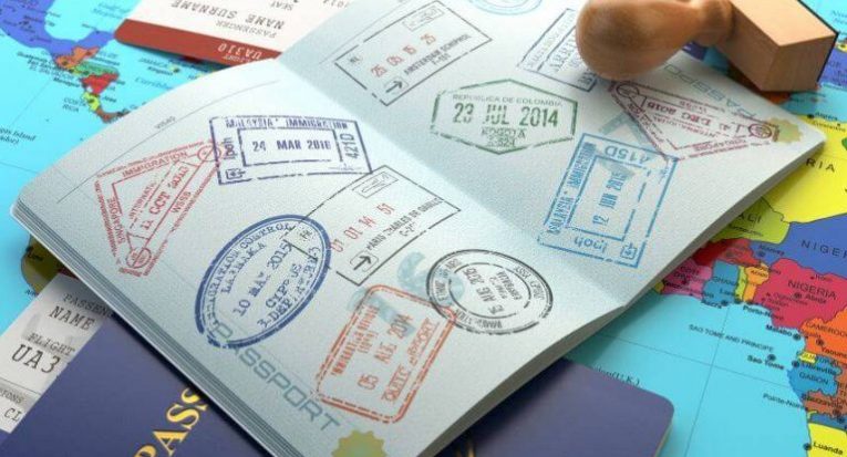 Tirar o passaporte, conseguir os vistos e firmar procuração para uma pessoa no Brasil são algumas providências necessárias ao intercambista
