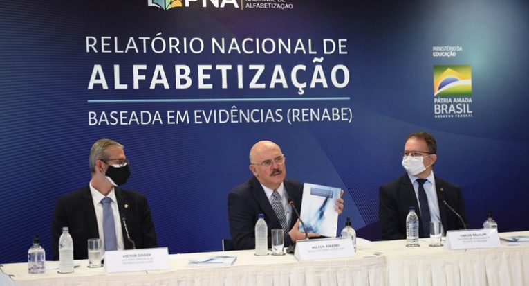 O ministro Milton Ribeiro apresenta o documento do MEC sobre ‘alfabetização baseada em evidências’: eficácia (Luis Fortes/MEC)
