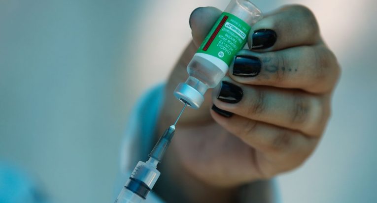Vacina da Astrazeneca chegou a ser investigada por casos de trombose na Europa, mas relação foi descartada (Tânia Rêgo/Agência Brasil)