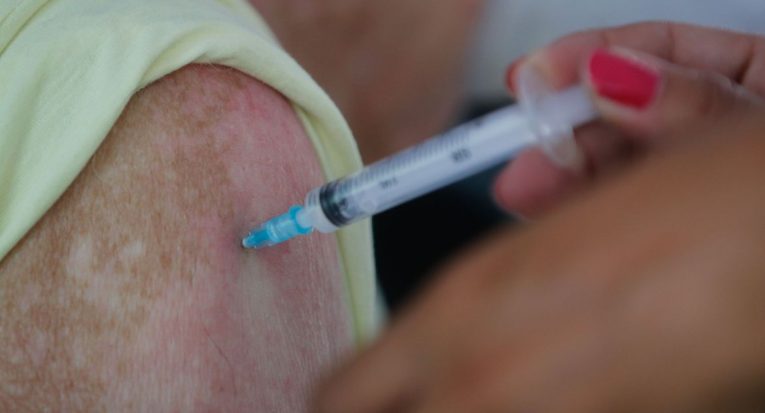 Vacina contra a gripe deve ser aplicada com pelo menos 14 dias de diferença da dose contra o coronavírus (Tânia Rêgo/Agência Brasil)
