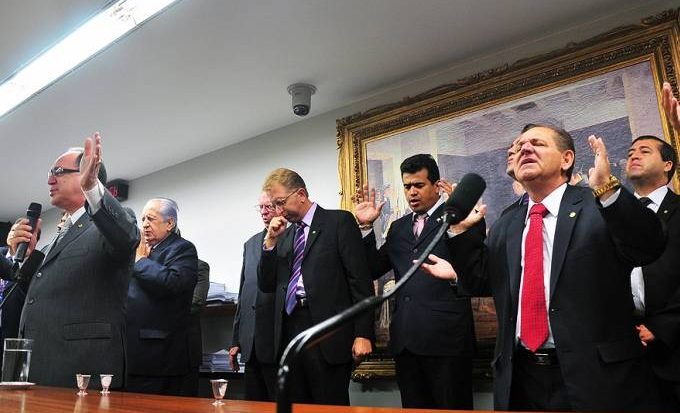 Deputados fazem oração em uma reunião na Câmara Federal: bancada evangélica exerce influência sobretudo em temas conservadores (Saulo Cruz/Agência Câmara)