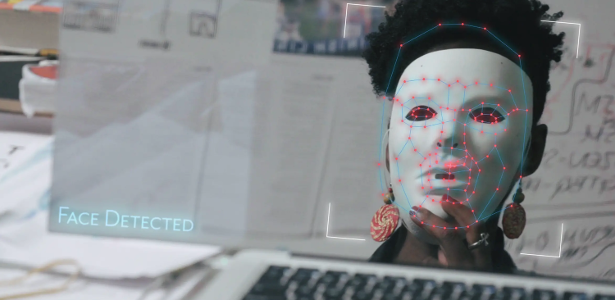 As falhas das tecnologias de reconhecimento facial na identificação de pessoas negras foram investigadas e reveladas no documentário “Coded Bias” (Divulgação/Netflix)
