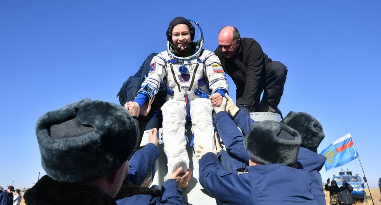A equipe de cineastas russos passou 12 dias na Estação Espacial Internacional para gravar a viagem de uma médica ao espaço (Handout Roscomos/via AFP)
