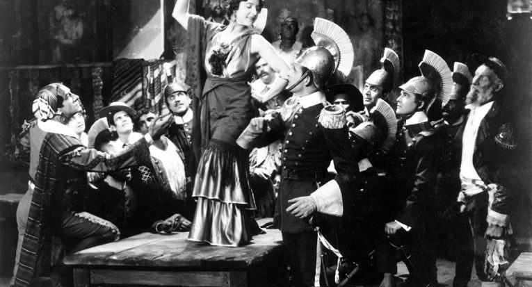 Encenação de 1915 da ópera Carmen, de Bizet, uma das óperas que retratam a opressão e a violência contra mulher (Bettman/Getty Images)

