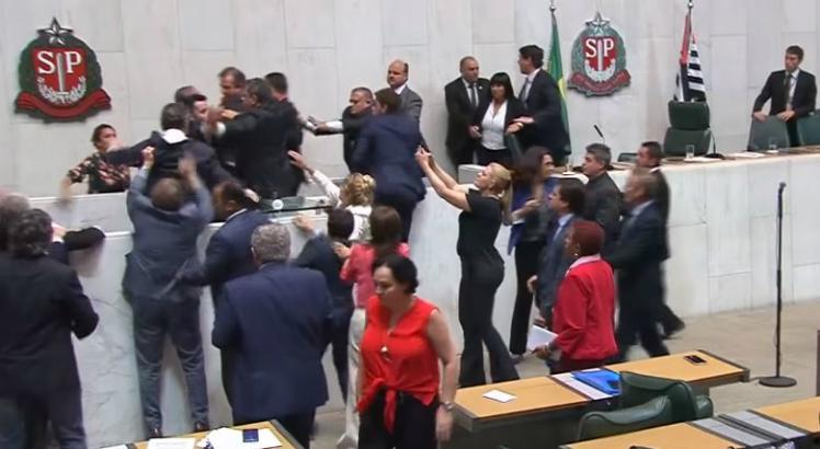 Deputados brigam durante uma sessão na Assembleia Legislativa de São Paulo: polarização política vem sendo transformada em duelo (Reprodução/TV Alesp)