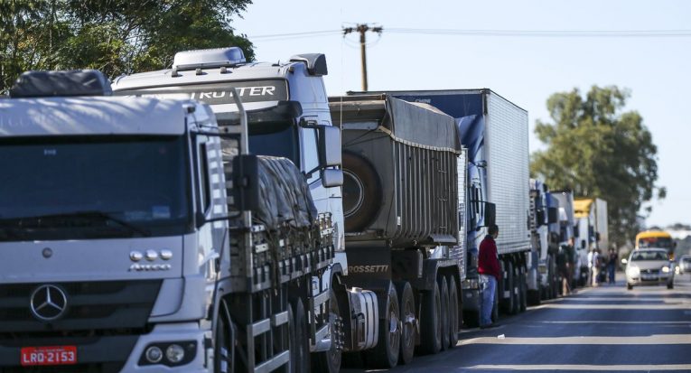 Paralisação de caminhões durante a greve nacional de caminhoneiros em 2017: 60% do transporte de carga no país depende das estradas (Marcelo Camargo/Agência Brasil)
