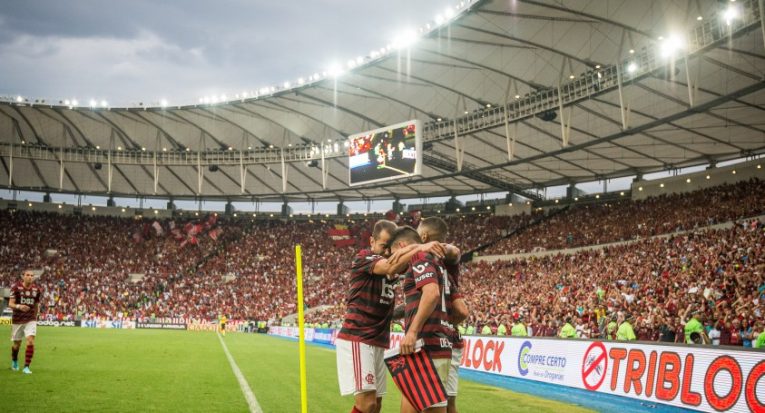 A “arenização” dos estádios de futebol, como o Maracanã, no Rio de Janeiro, vem contribuindo para o encarecimento do preço dos ingressos (Alexandre Vidal/Flamengo/via CBF)
