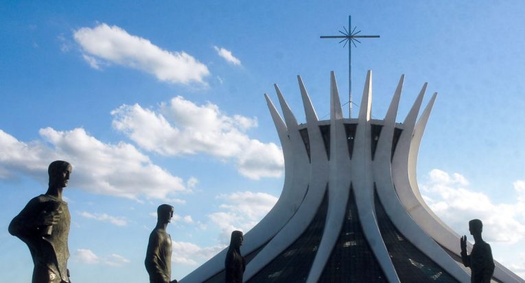 A Catedral de Brasília, um dos projetos mais conhecidos do arquiteto Oscar Niemeyer: sua data de nascimento representa a importância da profissão (José Cruz/Agência Brasil)
