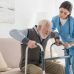 Cuidadores de idosos enfrentam a precarização do trabalho na pandemia