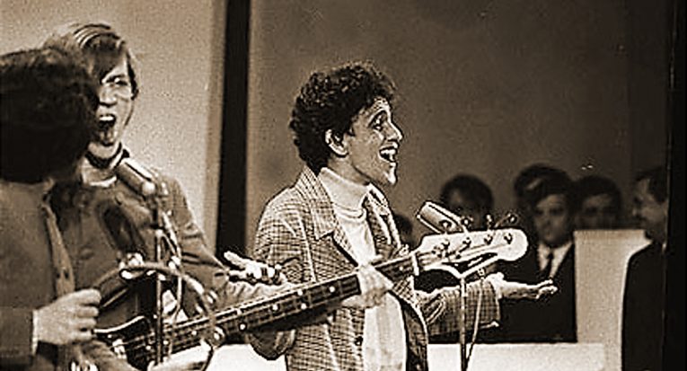 Caetano Veloso foi um dos vencedores do Festival de MPB de 1967, que marcou o surgimento de uma geração influente e marcante de artistas da música brasileira (Reprodução/Agência Alesp)
