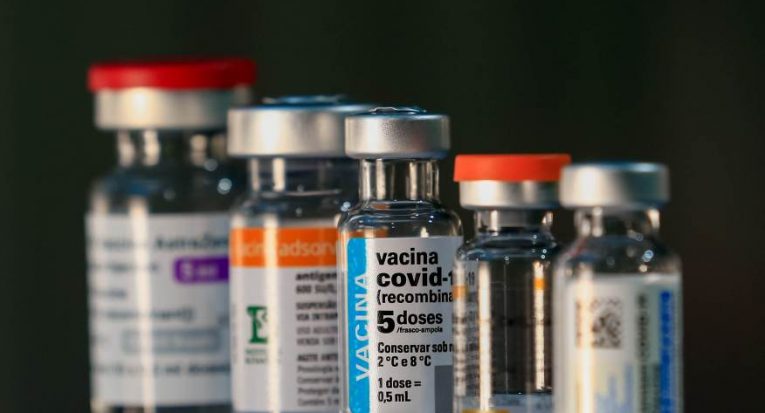 Foto: Myke Sena/MS
Vacinas da Covid-19 envasadas em destaque