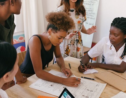 Desenvolvimento de habilidades socioemocionais tem favorecido o aumento da presença de mulheres em cargos de liderança nas empresas (Retha Ferguson Studio/Pexels)