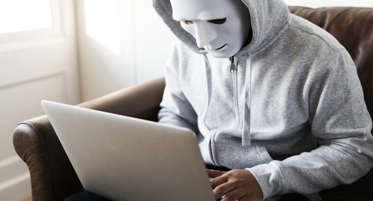 Stalkear na internet é crime?