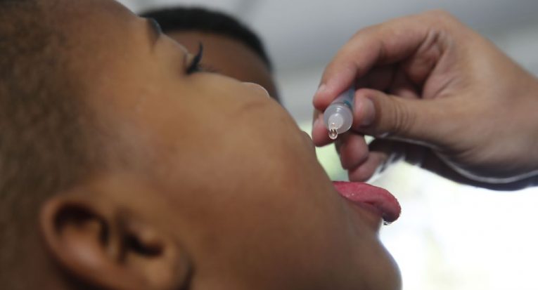 As campanhas anuais de vacinação foram responsáveis pelo controle e pela eliminação de várias doenças, como a poliomielite (Fernando Frazão/Agência Brasil)
