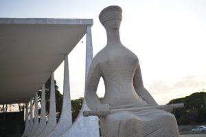 “A Justiça”, escultura de Alfredo Ceschiatti, retratada na fachada do Supremo Tribunal Federal (STF), em Brasília: protagonismo aumenta interesse da população pelo Direito