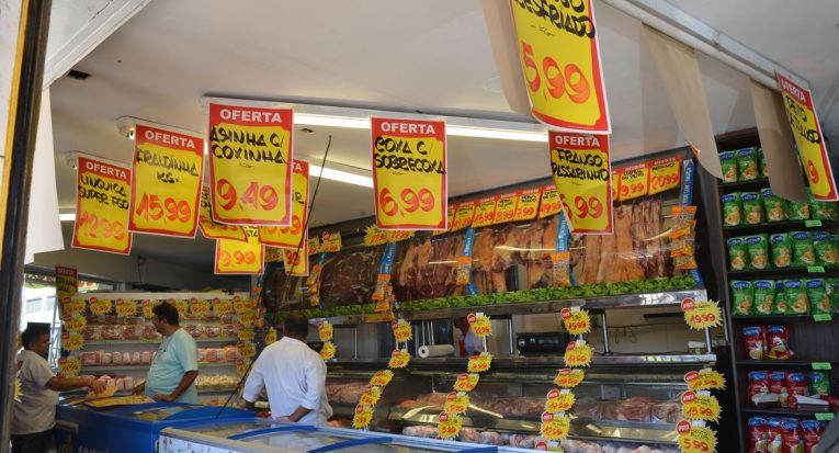 A variação mensal de preços dos alimentos e outros produtos servem como parâmetros para mensurar os índices de inflação no Brasil. (Antonio Cruz/ Agência Brasil)
