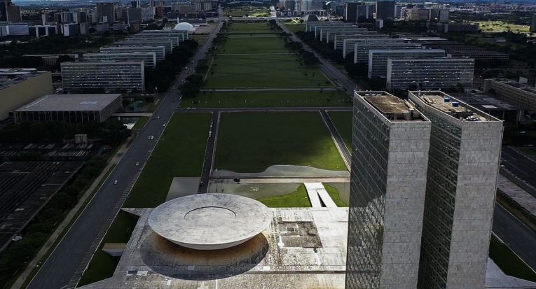 Vista da Esplanada dos Ministérios, em Brasília (DF): repartições públicas federais estão entre os concursos públicos previstos para abertura em 2023 (Marcello Casal Júnior/Agência Brasil)
