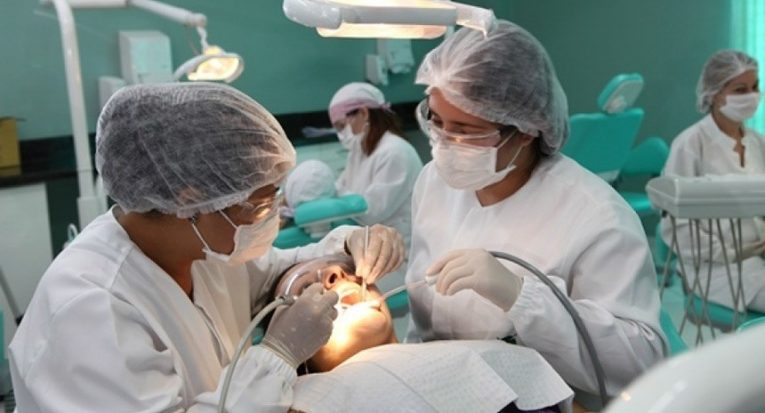 Nas mais variadas áreas, o aluno de Odontologia tem a possibilidade de explorar os estudos e pesquisas na especialidade que mais se identifica profissionalmente (Agência Alagoas)