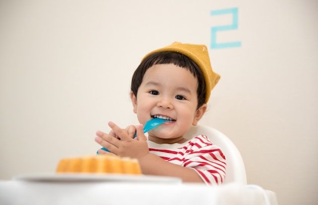 Os cuidados com a saúde bucal das crianças passam pela escovação supervisionada dos dentes, além das consultas ao odontopediatra (Kazuend/Unsplash)