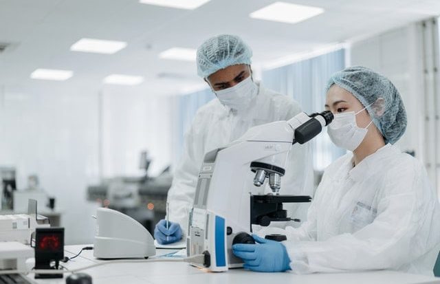 O campo de maior oferta de vagas de trabalho para o biomédico é o de exames laboratoriais, mas outras áreas estão em crescimento (Reprodução/Blog Unit) 
