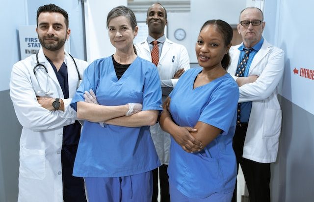Enfermeiros, técnicos e auxiliares de enfermagem formam a equipe responsável pela prestação da atenção direta aos pacientes (RODNAE Productions/Pexels)
