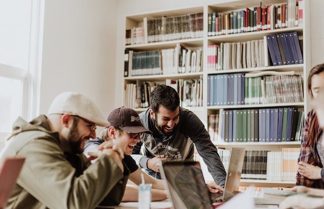 O aluno que faz mobilidade acadêmica expande sua percepção do mundo, trazendo consigo uma bagagem intercultural (Priscilla Du Preez/Unsplash)