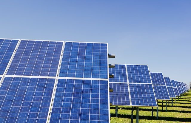A produção de energia solar está em evidência no Brasil e no mundo, devido à busca por energias renováveis e não-poluentes (Zbynek Burival/Unsplash)
