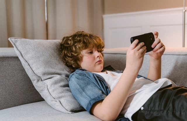 A superexposição das crianças às telas de celulares ou computadores reduz a interação social e outras oportunidades de desenvolvimento (Tima Miroshnichenko/Pexels)