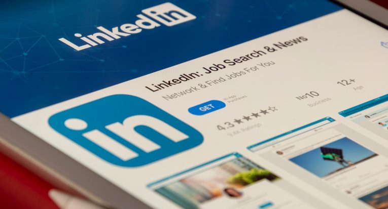 As redes sociais profissionais, como o LinkedIn, tornaram-se um espaço para transmitir posicionamento de marca, bem como para recrutar novos talentos (Unsplash)