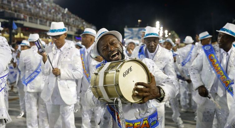 Criado para acompanhar os desfiles das escolas de samba, o samba-enredo tem o propósito de contar uma história através da música e das alegorias (Tânia Rêgo/Agência Brasil)