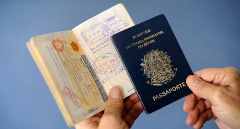 O passaporte brasileiro, aceito em mais de 90 países, está entre os documentos que o viajante precisa levar para que não passe por nenhum problema (Pedro França/Agência Senado)