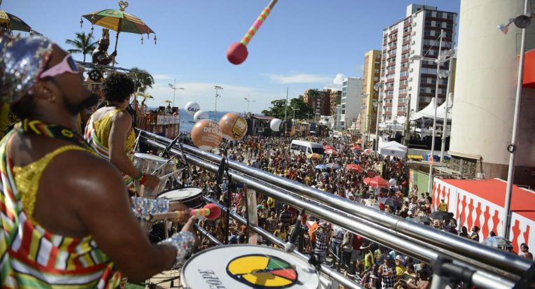 O Carnaval de Salvador (BA) é um dos mais concorridos e deve receber mais de 800 mil turistas: retomada das festas de rua em todo o país anima a economia (Arquivo/Agência Brasil)
