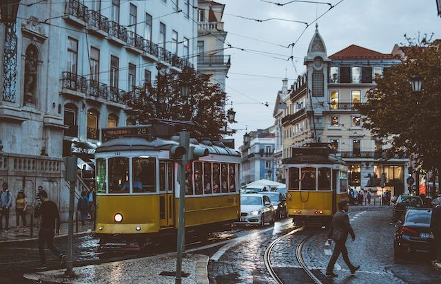 Os tradicionais bondinhos do centro de Lisboa, em Portugal: país é um dos mais procurados por universitários interessados em fazer intercâmbio acadêmico (Lisa Fotios/Pexels)