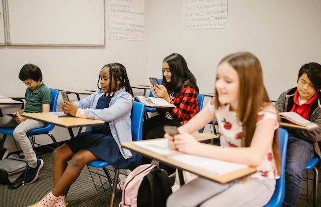 As regras de comum acordo entre alunos e professores para uso do celular dentro da sala de aula tem grandes chances de serem respeitadas (RODNAE Productions/Pexels)