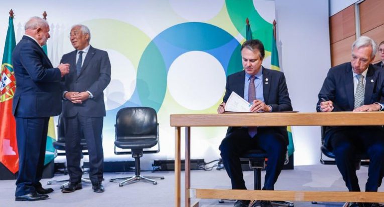Ministros e chefes de governo do Brasil e de Portugal assinaram de acordos de integração, durante a visita oficial a Lisboa (Ricardo Stuckert/Presidência da República)
