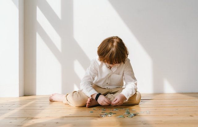 O autismo não é uma doença, mas sim um distúrbio do neurodesenvolvimento, que afeta 1 em cada 36 crianças apenas nos EUA (Mikhail Nilov/Pexels)

