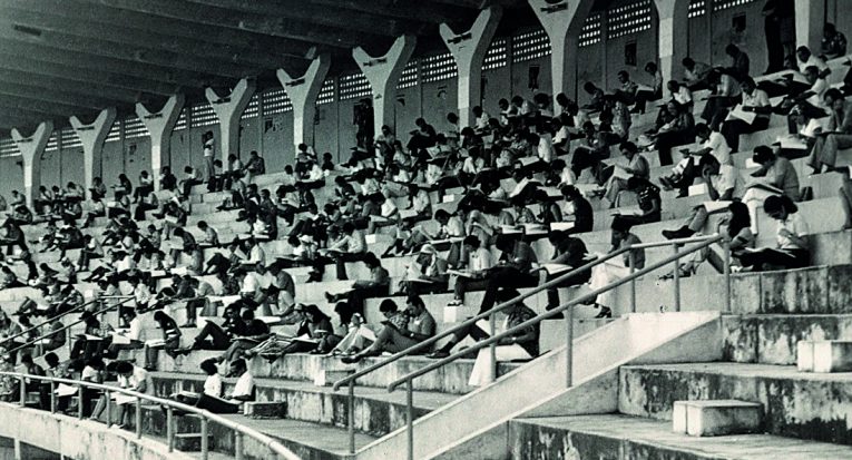 Estudantes respondem às provas do primeiro vestibular da Faculdade Tiradentes, em julho de 1972, no Estádio Lourival Baptista, em Aracaju (Acervo/Grupo Tiradentes)
