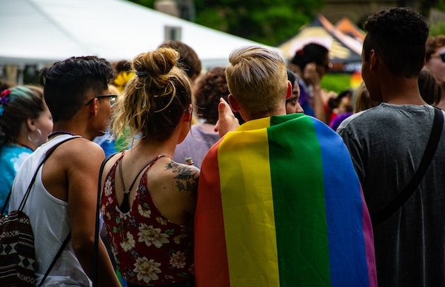 Movimentos de defesa dos LGBTQIA+ conquistam avanços em direitos, mas ainda esbarram no preconceito de parte da sociedade (Brett Sayles/Pexels)