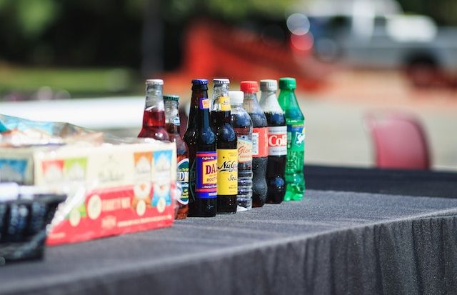 Os refrigerantes, inclusive os dietéticos, estão considerados alimentos ultraprocessados, por levarem substâncias artificiais em sua composição, incluindo o aspartame (Michael Morse/Pexels)
