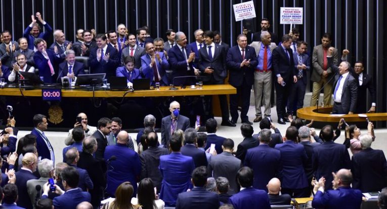 Deputados federais comemoram a aprovação, em dois turnos, da PEC da Reforma Tributária, que pretende simplificar e organizar o sistema tributário no Brasil. (Zeca Ribeiro/Agência Câmara)

