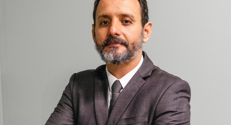 Esdras Peixoto - professor e coordenador de Direito da Unit-PE